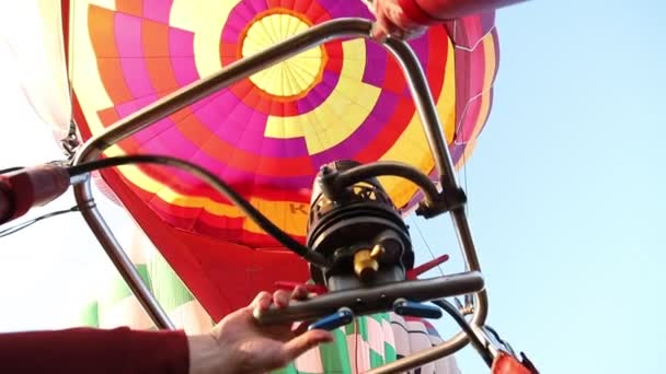 Feuerlöschmaschine einschalten und Luftballon mit Heißluft füllen — Stockvideo