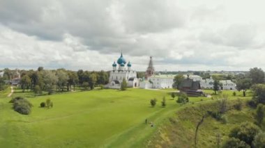 Köy peyzaj-bir kilise ve restorasyon bina-Suzdal, Rusya