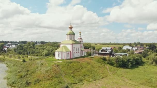 Una iglesia cristiana en el pueblo - Suzdal, Rusia — Vídeos de Stock