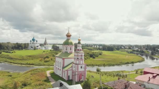 Un paesaggio paesaggistico - architettura della chiesa e piccole case - Suzdal, Russia — Video Stock