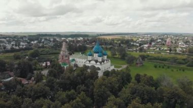 Köy peyzaj-bir kilise ve restorasyon bina-küçük evler-Suzdal, Rusya