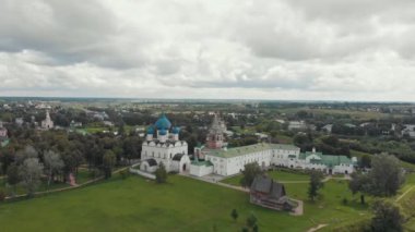 Köy peyzaj-bir kilise-küçük evler-Suzdal, Rusya