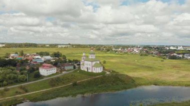 Köyde bir Hıristiyan kilise-büyük alanlar-Suzdal, Rusya
