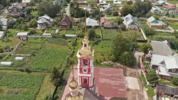 Venkovská krajina, přehled červeného kostela-Suzdal, Rusko — Stock video