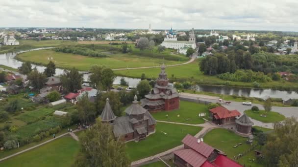 村の風景 - 小さな家 - スーズダル、ロシア — ストック動画