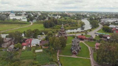 Köy peyzaj-küçük evler-Gotik bina-Suzdal, Rusya