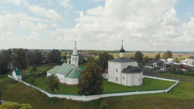 Köy peyzaj-köyde üç farklı kilise-Suzdal, Rusya