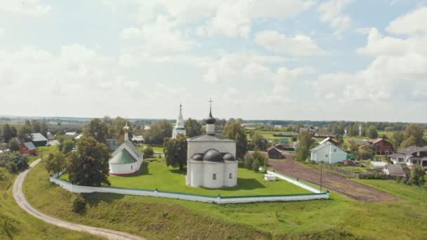 Köy peyzaj-karanlık tops ile bir kilise-Suzdal, Rusya — Stok video