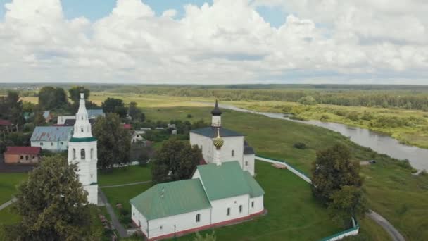 Сільський ландшафт-три різних церкви в селі і річки на фоні-Суздаль, Росія — стокове відео