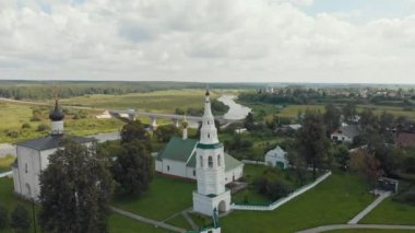 Köydeki üç farklı kilise ve nehirde bir arka planda-Suzdal, Rusya