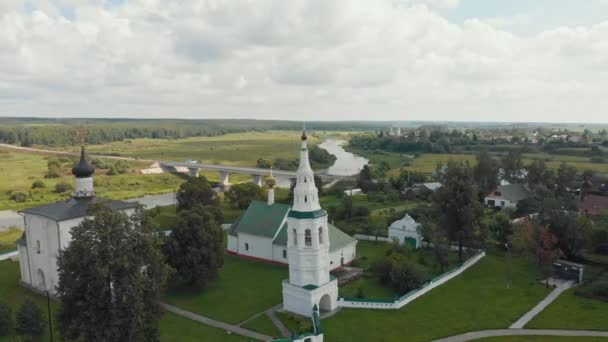 Три различные церкви в деревне и реке на заднем плане - Суздаль, Россия — стоковое видео