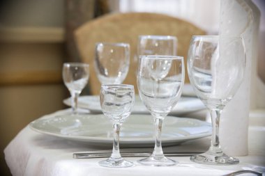 Restoranda boş bardakların hafif resmi