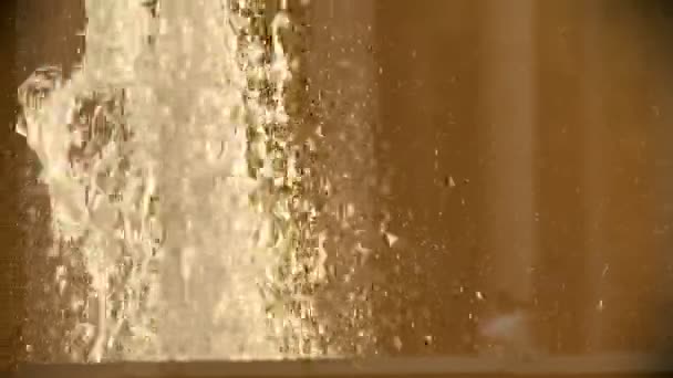 Un ruscello d'acqua da fontana - tramonto — Video Stock