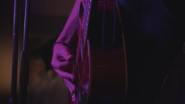 Muž hrající na akustická kytara s plesum-představení — Stock video