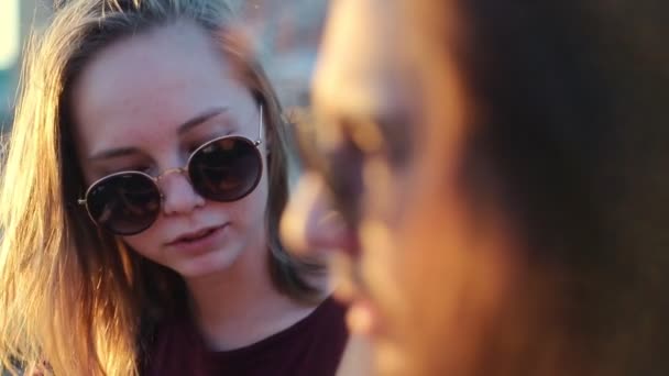 Egy fiatal nő a szemüveg-fiatal pár beszélgetett egymással a szabadban
