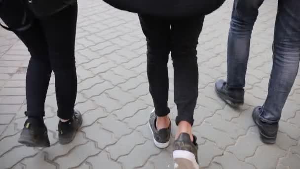 Pessoas andando na estrada ambulante - pernas — Vídeo de Stock