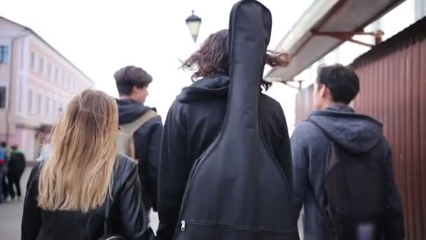 Junge Freunde laufen bei bewölktem Wetter auf der Straße — Stockvideo