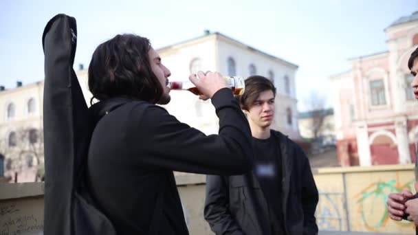 Jóvenes amigos pasando un buen rato - beber brandy de la botella ourdoors en el techo — Vídeos de Stock