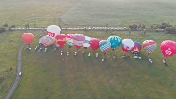18-07-2019 Суздаль, Россия: различные красочные воздушные шары готовы к взлету — стоковое видео