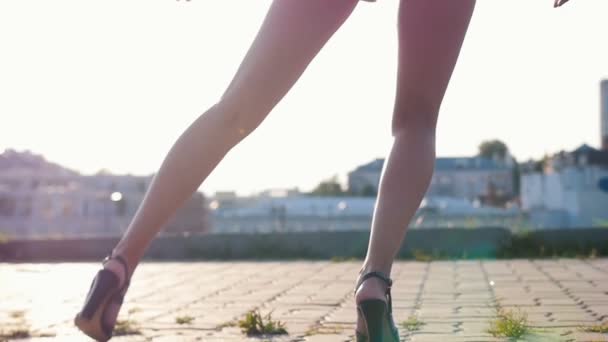 Vackra attraktiva mulatt kvinna dansar — Stockvideo
