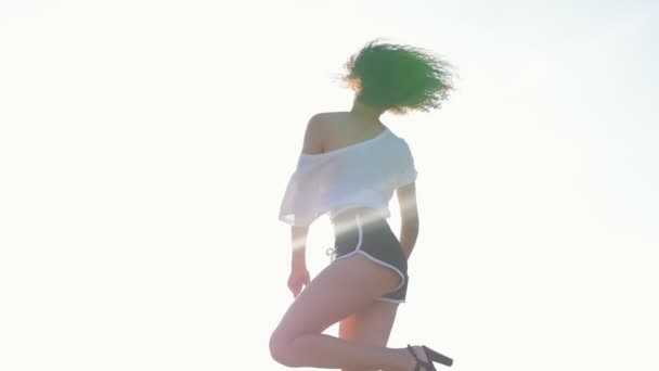 Vacker mager attraktiv mulatt kvinna gör en turn-starkt solljus — Stockvideo