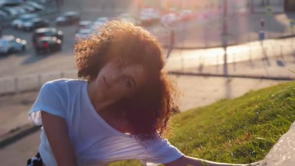 有吸引力的瘦穆拉托女人躺在草地上和表演性感 — 图库视频影像