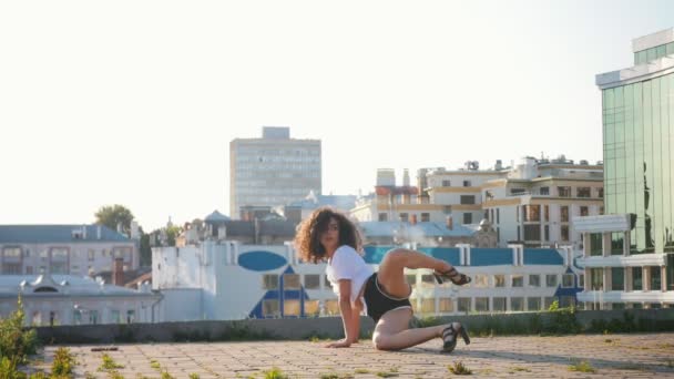 Mulato atraente jovem mulher realizando dança sexy no chão — Vídeo de Stock