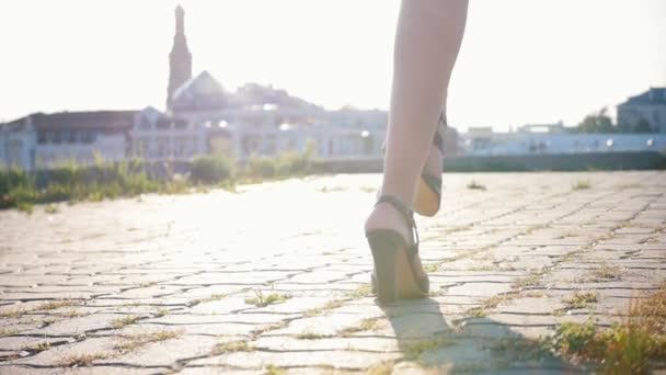 Attrayant mulâtre jeune femme commence à marcher vers l'avant sur les talons hauts et commence à danser — Video