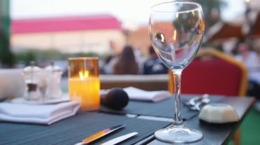 Masa yanan mum-Restoran açık havada boş bir cam ayakta