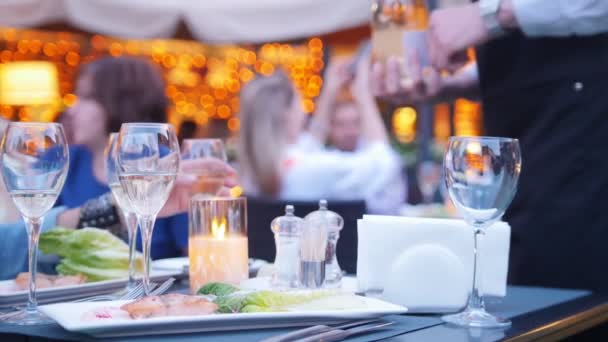 Un serveur parle de boissons et renverse de l'alcool dans le verre - restaurant à l'extérieur — Video