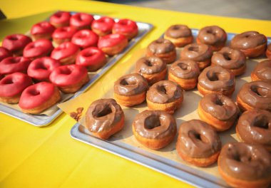 Fırın tepsisinde yatan sırlı Donuts