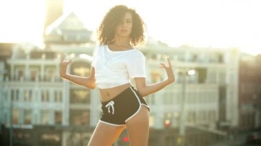 Çatıda dans çekici genç kadın stip dans - gün batımı