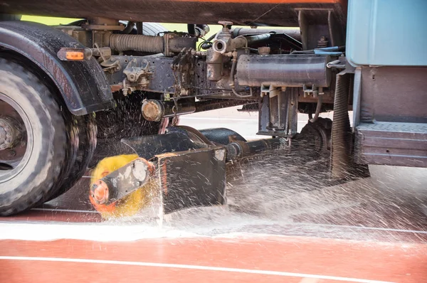 La máquina barredora de limpieza lava la pista de rodadura con agua — Foto de Stock