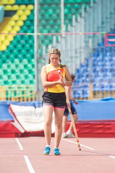 Abóbada de pólo - uma mulher salta preparando-se para o salto no estádio — Fotografia de Stock