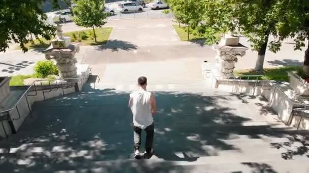 Stilvoller junger Mann tanzt bei Tageslicht auf der Treppe — Stockvideo