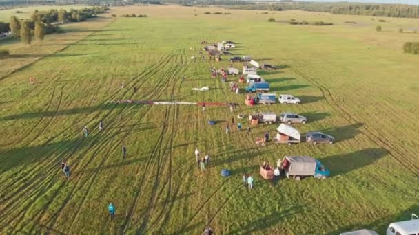 18-07-2019 Suzdal, Rússia: caminhões estacionados em campo - preparando balões de ar para voar — Vídeo de Stock