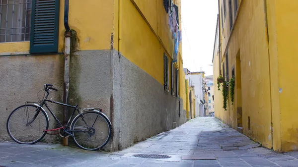 Uma vista de uma rua amarela estreita de Pisa — Fotografia de Stock Grátis