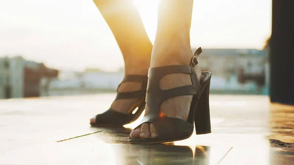 高跟鞋的年轻女子的脚 - 日落 — 图库照片