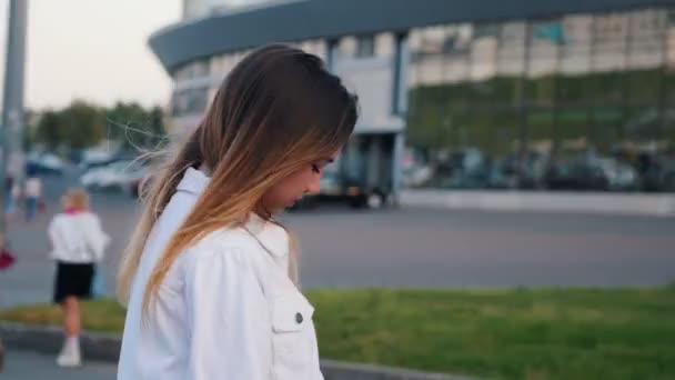 Uma adolescente de camisa branca patinando fora — Vídeo de Stock