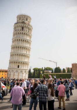 İtalya, Pisa 22-04-2019: Pisa kulesinin yakınında yürüyen ve fotoğraf çeken turistler