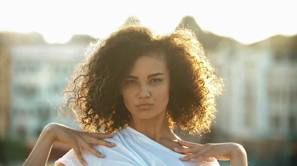 Jeune femme attrayante course mixte regardant dans la caméra - coucher de soleil — Photo