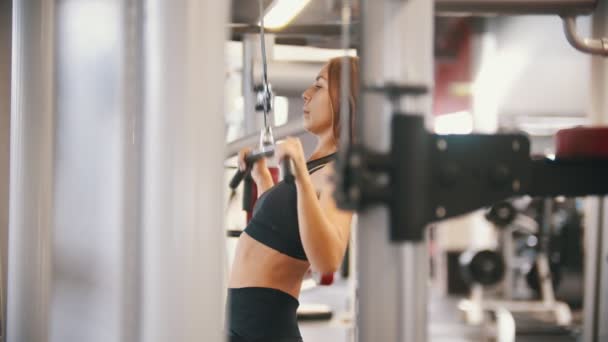 Een atleet vrouw training in de sportschool-het trekken van de bar aan het lichaam-het trainen van de handen — Stockvideo