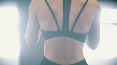 Spor salonunda eğitim bir kadın - kolları tutarak ve diz aşağı yapıyor - popo eğitim