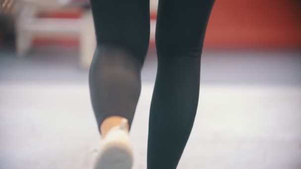 Una atleta entrenando en el gimnasio sosteniendo las asas y haciendo abajo en la rodilla entrenando el trasero — Vídeo de stock