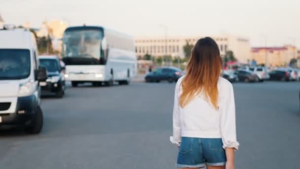 Una joven en patines patinando en el estacionamiento — Vídeos de Stock