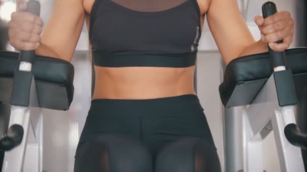 Eine Athletin beim Training im Fitnessstudio - trainiert ihren Bauch — Stockvideo