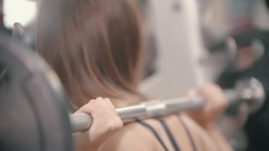 Spor salonunda eğitim bir atlet kadın - dumbell aşağı koymak ve ter siler