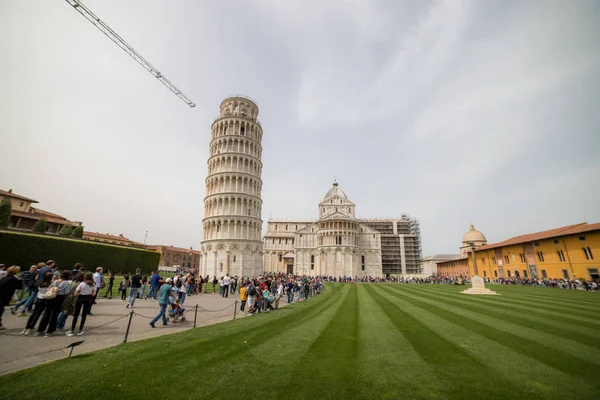 Turistas caminhando perto da torre inclinada de Pisa — Fotografia de Stock