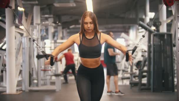 Una atleta entrenando en el gimnasio - tirando de las asas - manos de entrenamiento — Vídeo de stock