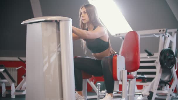 Een atleet vrouw training in de sportschool-trainen op de Butterfly training apparatuur — Stockvideo